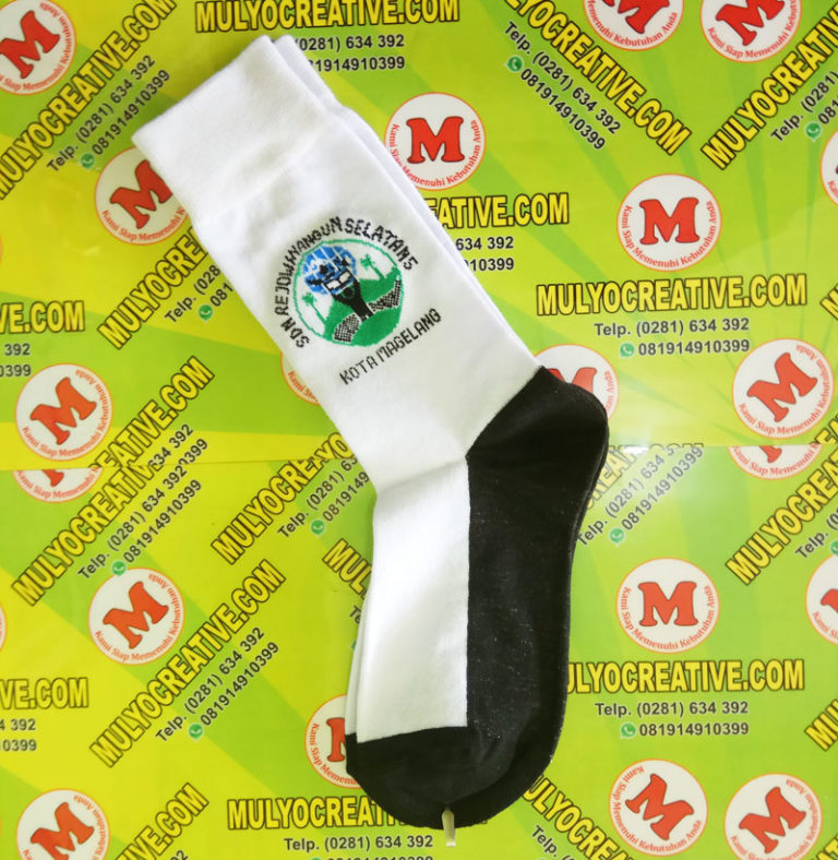 Jual Kaos Kaki Logo Sekolah Model Rajut – pesan name tag lencana pin