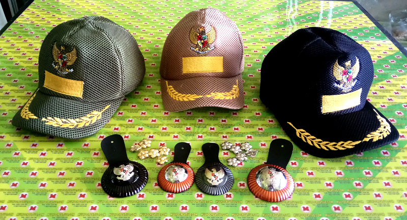 Silahkan Order Topi Lurah, Topi Camat, Topi Bupati, disertai Melati Pangkat Topi disesuaikan dengan jabatan. Tanda jabatan yang terdiri dari 3 ukuran