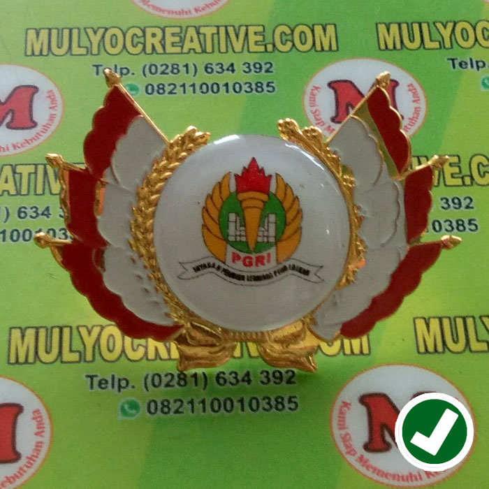 Wing Logo PGRI yang sama terbuat dari bahan logam kuningan cor, dengan logo yang dilapisi resin, dengan model bendera merah ptuih sebagai wingnya